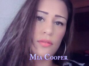 Mia_Cooper